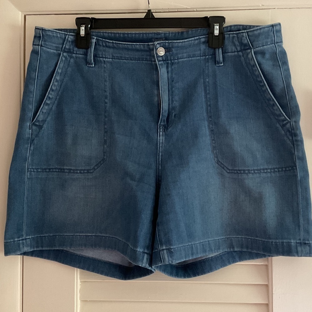 CHICOS MEDIUM WASH WOMAN DENIM SHORT SIZE US16